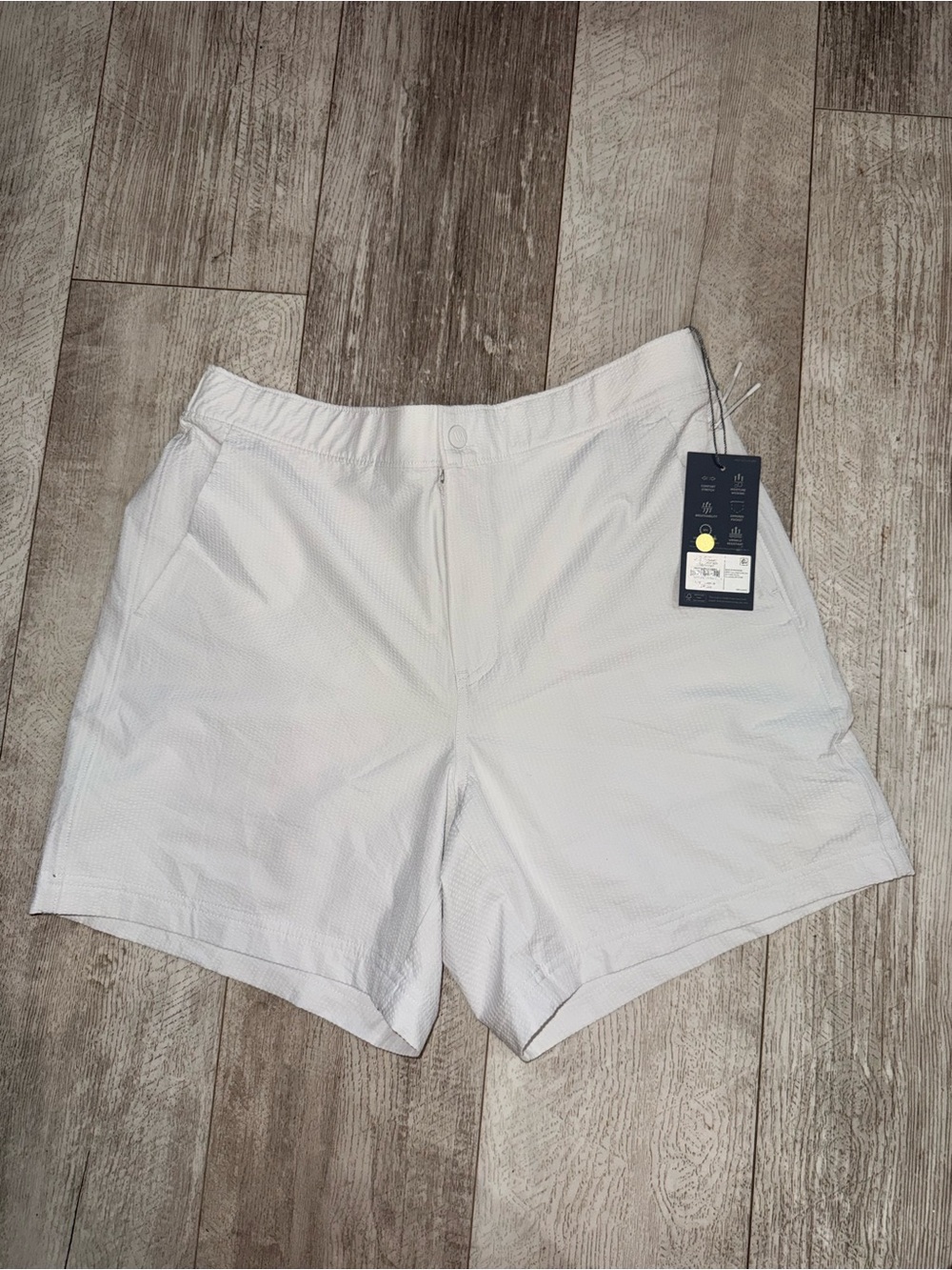 New with tags VRST Men’s 6-inch Resort Shorts in Bright Grey Seersucker.